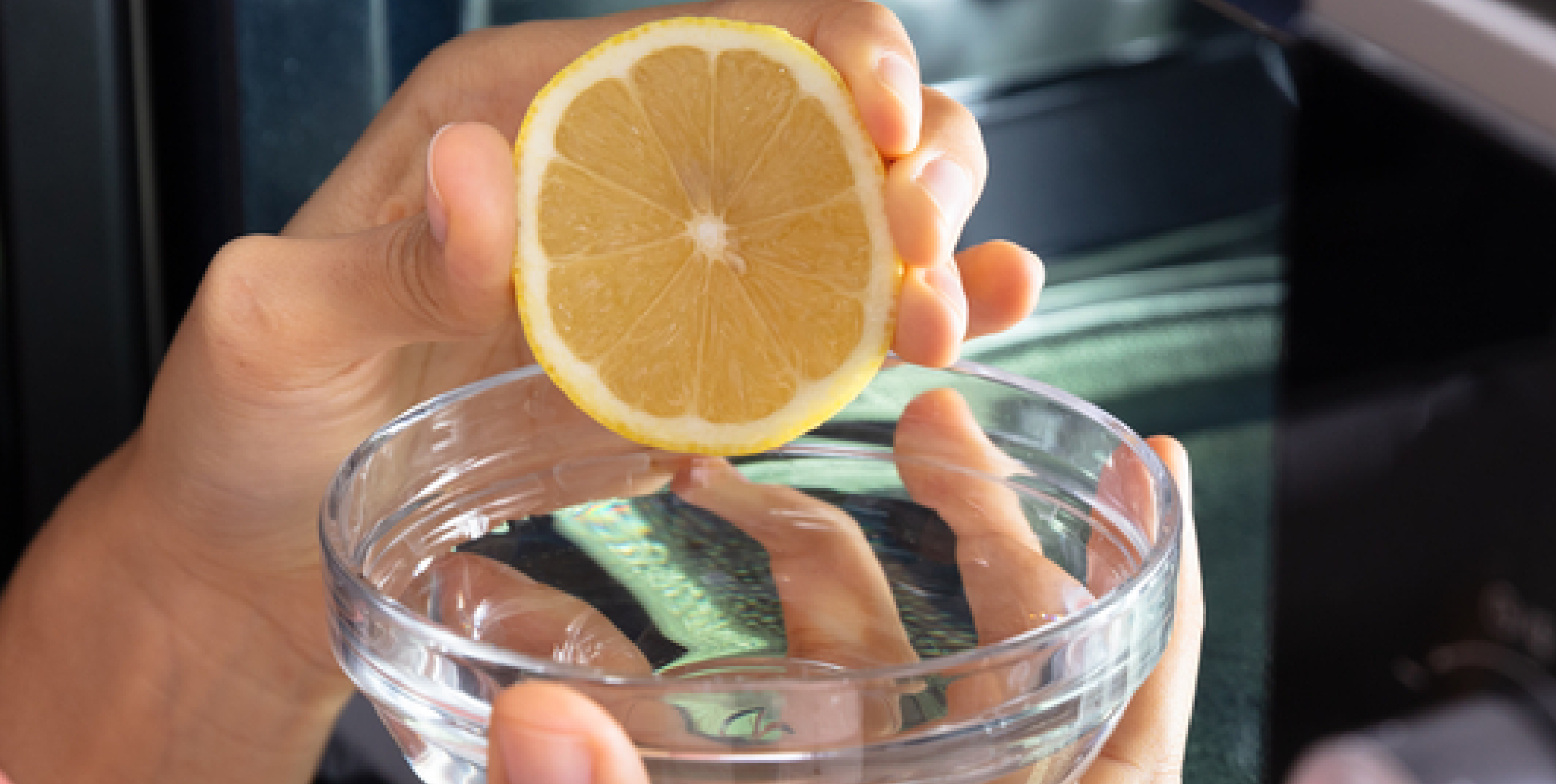 How to clean an oven with lemon