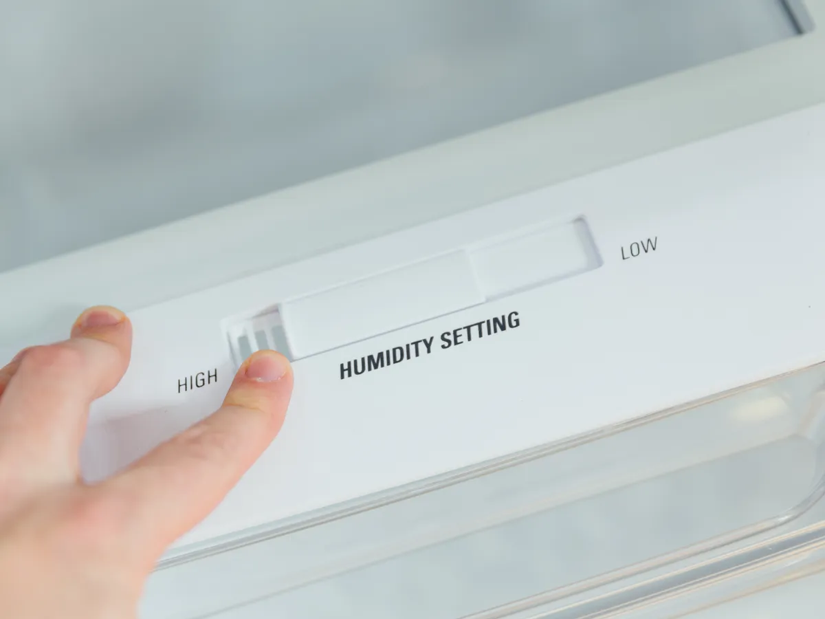 Humidity-controlled crisper drawer